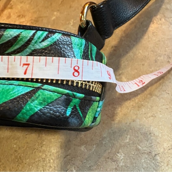 Victoria Secret Waist bag/Fanny Pack tropical design NWOT - Picture 7 of 8